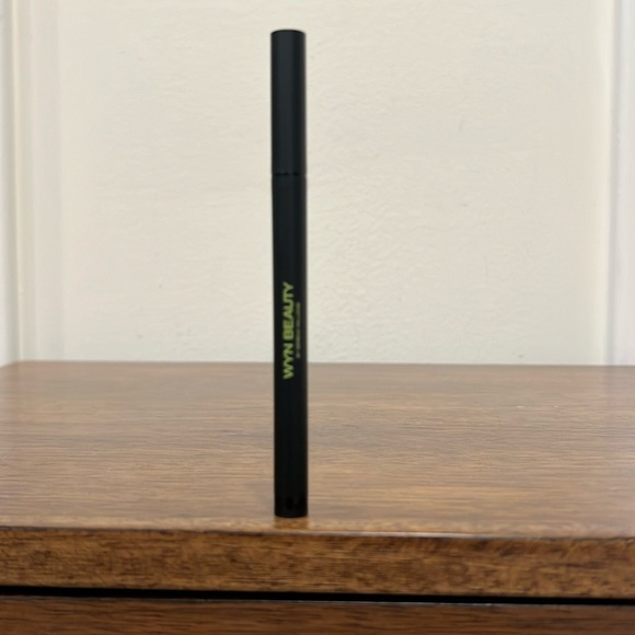 WYN BEAUTY GLIDELINE WATERPROOF LIQUID EYELINER - Picture 4 of 5